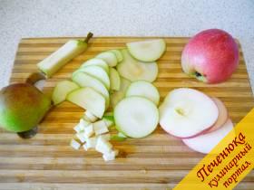 1) Груши и яблоки моем, кожицу счищаем ножом, серединки выбрасываем, а мякоть нарезаем любыми кусочками. К грушам можно добавить любые фрукты и ягоды. 