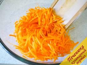 2) Пока баклажаны обжариваются, занимаюсь морковкой. Чищу ее, мою и тру на корейской терке. 