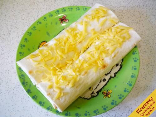 8) Свернутые рулеты посыпаем тертым сыром и отправляем в духовку или в микроволновку, можно на сковородке поджарить. Как только сыр расплавится - блюдо буритос по-мексикански можно подавать к столу. 