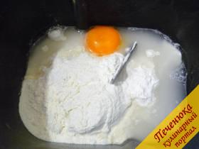 3) Тем временем готовим тесто. Смешиваем муку и соль, яйцо и воду. Замешиваем эластичное, не липнущее к пальцам тесто. 