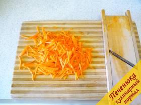 3) Морковь чистим и шинкуем на корейской терке, перенаправляем ее в салатник. 