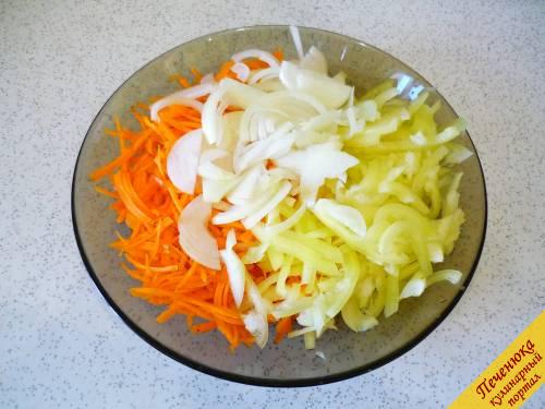 3) Репчатый лук очищаем и соломкой измельчаем. Пересыпаем к морковке и перцу. Перемешиваем. 
