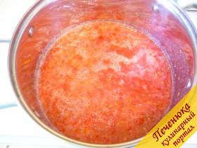 1) Перекручиваем мясорубкой промытые помидоры (вырезать твердые частички). Переливаем полученный томатный сок в кастрюлю. Я измельчала помидоры в кухонном процессоре насадкой 