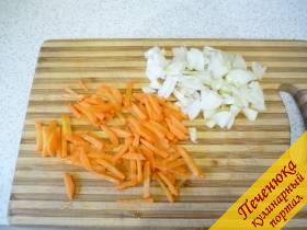 1) Лук репчатый режем кубиками или соломкой. Морковь моем, чистим и тонкими брусочками режем. 