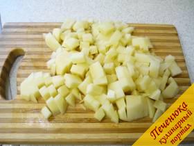 2) Картофель моем и чистим, кубиками режем. Если вы используете молодой картофель, то можете не снимать кожицу, вымыть ее хорошенько и прямо с кожицей резать. 