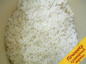 3) Рис длинный промываем несколько раз. Мытьем мы смываем лишний крахмал. 