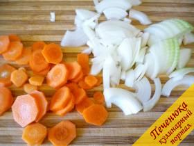 1) Все используемые овощи тщательное моем. Морковь чистим, лук также очищаем. Режем лук соломкой, а морковь кружочками. Если у вас морковь крупная, соломкой измельчите. Мне нравятся в готовом блюде кружочки, поэтому я специально выбираю мелкую морковь и режу так. Обжариваем в растительном масле лучок с морковкой до легкой золотистости. 