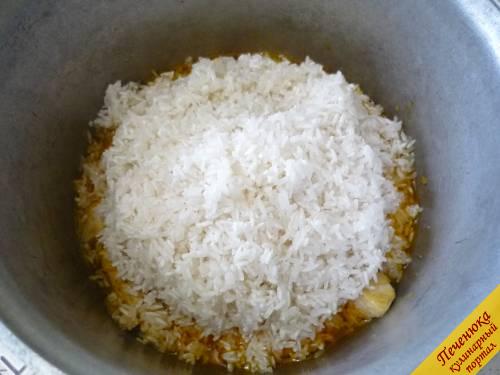 5) Промываем много раз рис. Пересыпаем его в казан. Перемешиваем. Рис должен впитать масло. Жарим минуты три. 