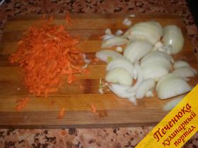 3) Пока мясо подрумянивается, следует заняться овощами. Морковь трем на крупной терке или измельчаем с помощью ножа, а репчатый лук нарезаем полукольцами.
