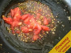 12) В глубокую сковородку с маслом вылить 1шт протертый через терку  помидор и мякоть от выскобленных помидор.  
