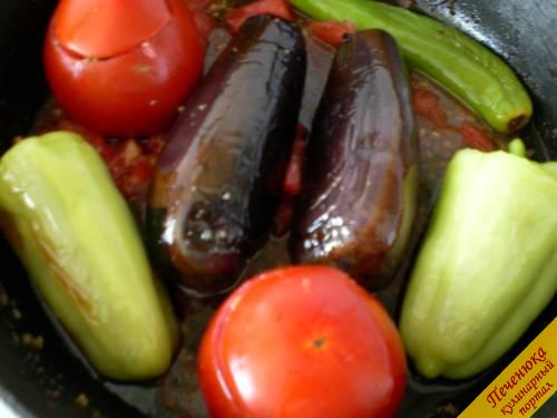 13) Овощи уложить по кругу в сковородку. Закрыть крышку.