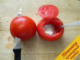 5) Отрежьте нижнюю часть(не до конца) помидора, потому что она мягче верхней ( чтобы во время варки не лопнула и не рассыпалась). Мякоть помидора вырежьте в начале ножом, а потом вычистите чайной ложкой. Мякоть не выбрасывать оставить для соуса.