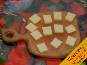 2) Сыр также нарезать квадратиками, чтобы они по размеру и по количеству соответствовали куриным.