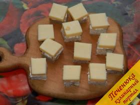 6) Теперь можно приступить к формированию канапе. На хлеб выложить твердый сыр.