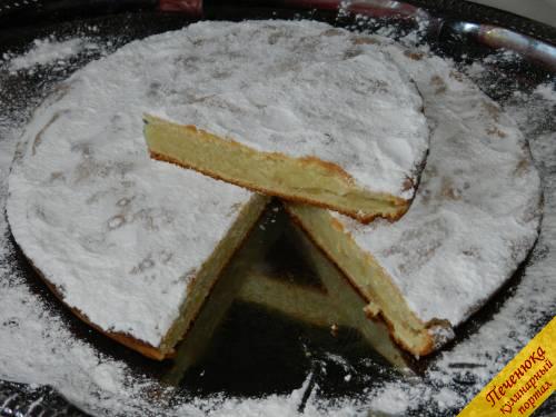 9) Когда готовый пирог остынет, вынуть его из формы. После этого его можно присыпать сахарной пудрой, смазать вареньем или сметаной. А можно оставить и так. Он очень хорошо сочетается с чаем и молоком.