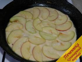 6) Форму для выпечки смазать сливочным маслом и вылить в нее первую половину теста. На тесто выложить яблоки и посыпать их сахаром.