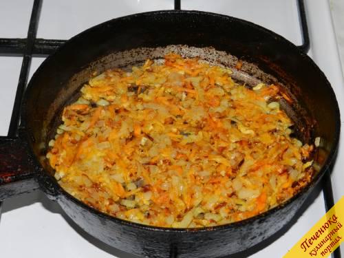 5) Лук и морковь обжарить до золотистого цвета на растительном масле. Его должно быть минимальное количество, чтобы салат не получился слишком жирным.
