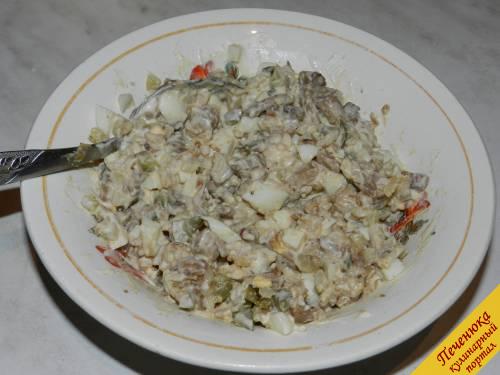 9) Заправить грибной салат майонезом или сметаной.