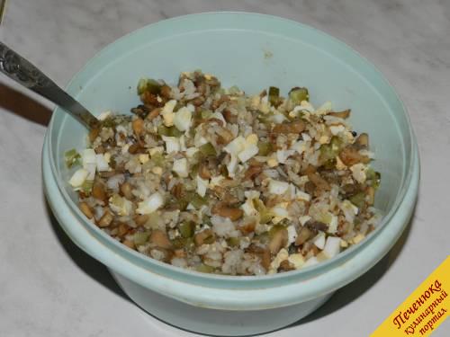 8) Смешать все ингредиенты для грибного салата. Прежде чем добавлять рис и шампиньоны, они должны остыть.