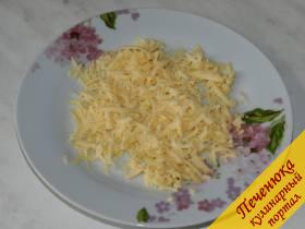 6) Сыр натереть на крупной терке.