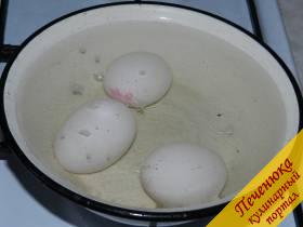 1) Главное в этом рецепте – приготовить вкусный паштет. Для начала нужно поставить варить яйца, которые будут добавлены в паштет. Их нужно отварить вкрутую. Сварила три яйца, но в итоге понадобилось только два.