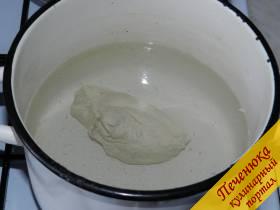 1) Куриную грудку отварить в подсоленной воде, для этого потребуется 20-30 минут.
