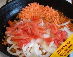 3) Лук и помидоры добавить к почти готовой моркови, пассировать под закрытой крышкой несколько минут