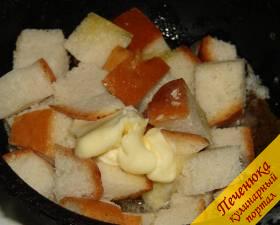 5) Непосредственно перед подачей на стол готового супа, батон порезать крупными кубиками, слегка поджарить со сливочным маслом.