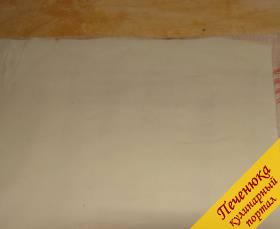 1) Готовое слоеное тесто немного раскатать, чтобы толщина теста была не более 2-3 мм. Дать полежать под марлей. Тесто дополнительно не месить.