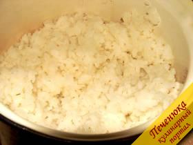 1) Рис тщательно промыть, обсушить на полотенце. В кастрюлю налить воды так, чтобы она на 2/3 закрывала рис, посолить, отварить рис до готовности. Правильно сваренный рис получается слегка клейким, мягким, из него легко получаются, как рисовые шарики, так и роллы.