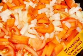 3) Лук почистить, порезать кубиками. Помидоры вымыть, нарезать дольками. Морковь вымыть, почистить, разрезать вдоль, и порезать полукружочками. Все овощи добавить к обжаренной баранине. Тушить до готовности лука и моркови. При необходимости добавить немного воды. Посолить. 