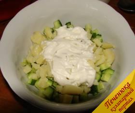 2) Свежий огурец порезать кубиками, выложить в миску для салата одним слоем. Выложить на него порезанный картофель. Небольшое количество майонеза выложить ровным слоем поверх овощей.
