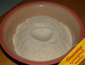 1) Чтобы правильно замесить пресное тесто для кыстыбый, в молоко добавить сахар, соль, яйца, масло и все тщательно перемешать. Сделать в просеянной муке ямку, вылить приготовленную смесь, замесить тесто.