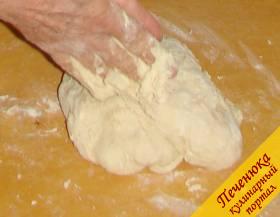 2) Тесто месить не сильно, но так, чтобы в итоге оно не липло к рукам и легко отставало от стенок посуды.