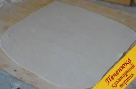 3) Предварительно подготовленное тесто раскатать тонко на доске, присыпанной мукой (тесто надо делать крутое, как для пельменей). Закрыть чистым полотенцем на несколько минут.