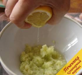 2) Яблоко очистить от кожуры и сердцевины, натереть на терке. Сразу же выдавить в него сок свежего лимона, перемешать, чтобы яблоко не потемнело.
