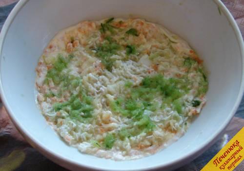 7) Натереть на мелкой терке огурец, выложить в салатник поверх заправки. Посолить по вкусу. Залить порцией сметаной заправки.