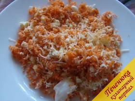 5) К моркови и сыру добавить размятый ложечкой желток. Перемешать.