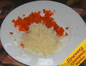 1) Морковь вымыть, соскоблить верхний слой, натереть на мелкой терке. Добавить натертый на мелкой терке сыр. Перемешать.
