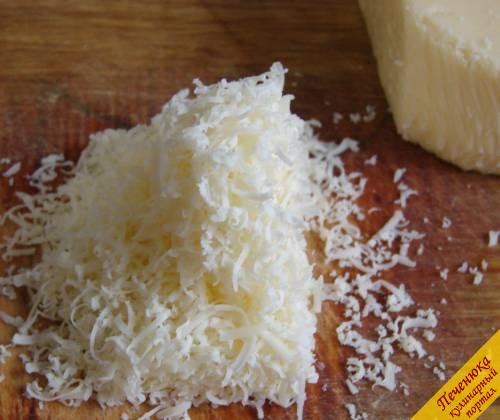 8) Сыр натереть на мелкой терке.