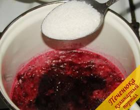 2) Добавить сахар понемногу. Здесь надо попробовать соус, и если сладости хватает на ваш вкус, то полную порцию сахара можно не добавлять. Главное, сохранить горчинку и цвет брусники.