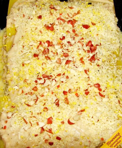 5) Посыпать верх лазаньи с курицей измельченным арахисом и тертым сыром «Пармезан» и «Грюер». Поставить форму в разогретую духовку, выпекать примерно 40 минут.