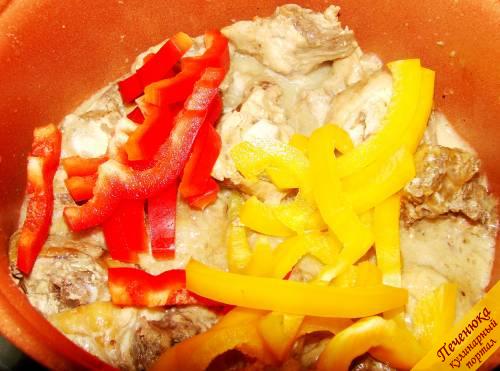 7) К почти готовой курице добавить порезанный полукольцами болгарский перец, посолить, поперчить по вкусу. Тушить 5-7 минут.