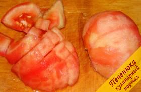 3) Помидоры слегка надрезать, обдать кипятком, чтобы легко снять шкурку. Нарезать помидоры крупными кубиками.