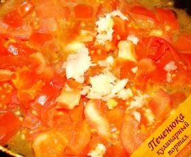 5) Нарезанные помидоры выложить на сковороду с растительным маслом, тушить 10-15 минут. Затем добавить давленый чеснок, продолжать тушить.