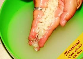 1) Рис тщательно промыть в проточной воде, до тех пор, пока вода не будет прозрачной. Это необходимо, чтобы при варке рис оставался рассыпчатым. Откинуть рис на дуршлаг, чтобы вода полностью стекла, слегка обсушить рис. Затем выложить рис в кастрюлю с толстым дном, залить водой на 2 см выше уровня риса, посолить,  закрыть крышкой и варить рис на слабом огне до полной готовности.