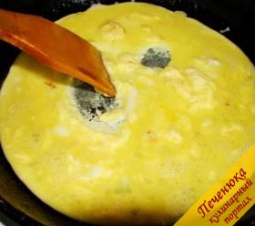 3) Яйца взбить, залить на ту же сковороду, где готовился бекон. При перемешивании приготовить что-то типа яичницы-болтуньи, посолить, поперчить.
