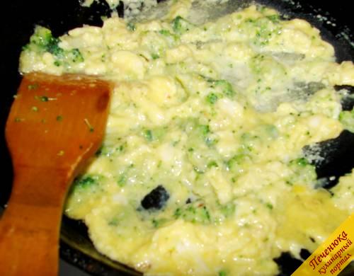 4) Добавить в уже готовую яичницу зеленый горошек (без размораживания), закрыть крышкой на 5-7 минут. Затем все тщательно перемешать.
