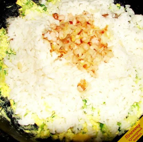 5) На яичницу выложить готовый рис, затем бекон с луком, все тщательно перемешать. Прогреть блюдо полностью, можно слегка сбрызнуть соевым соусом.
