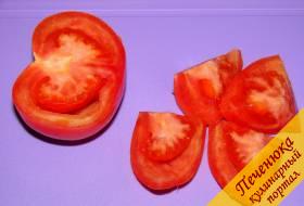 4) Свежие помидоры вымыть, убрать плодоножку, порезать пополам, а потом на четвертинки.  
